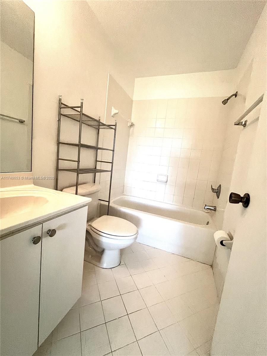 930 Ne 33rd Ter 203 Property Photo 8