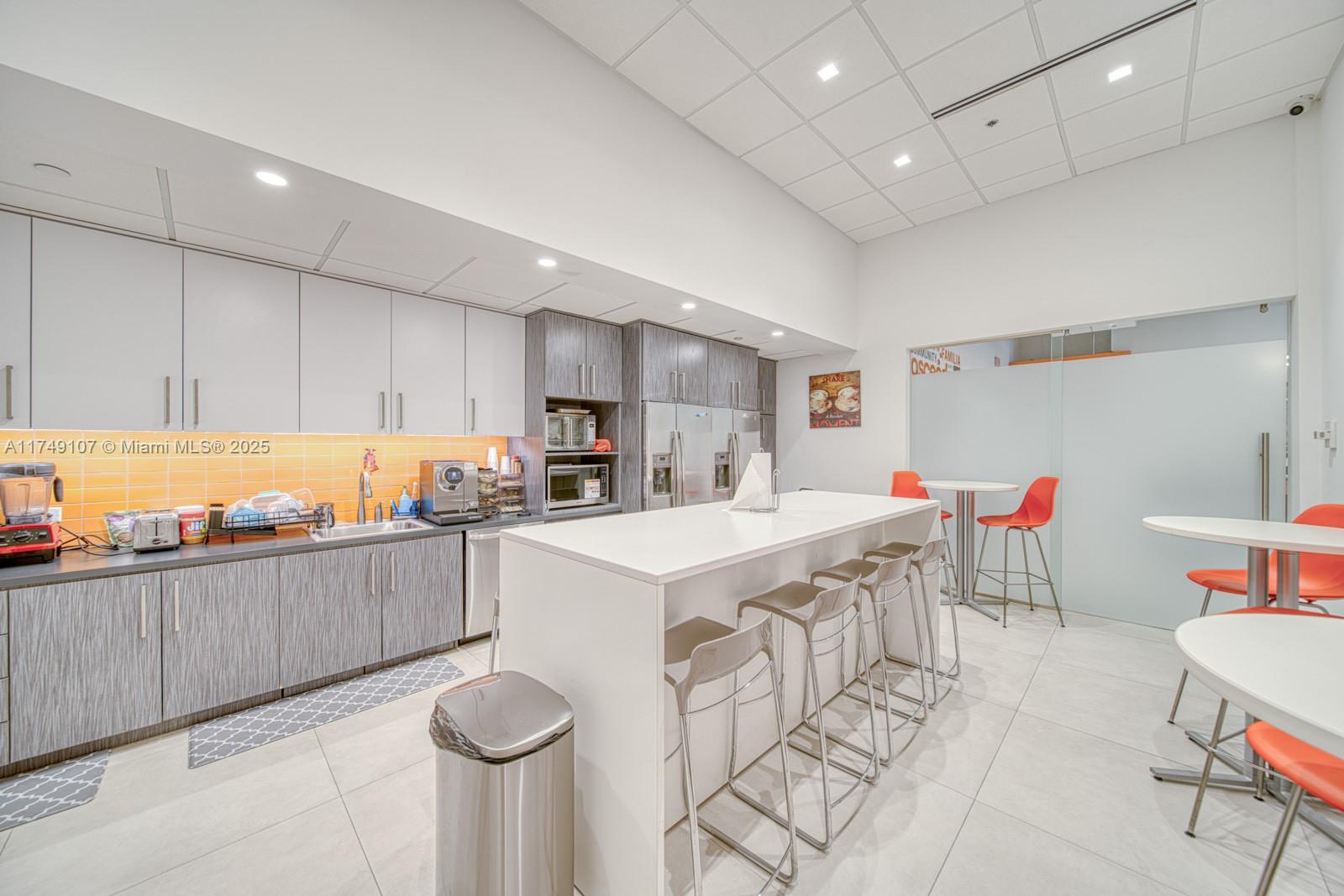 2 Alhambra Plz Property Photo 14
