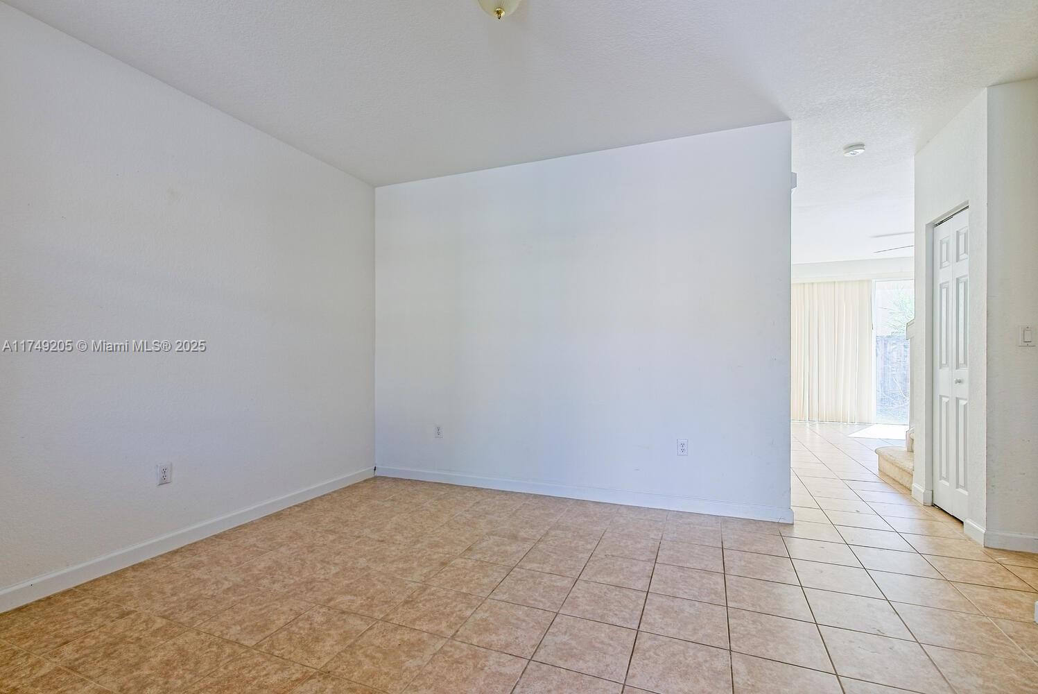 1015 Ne 41st Pl Property Photo 2