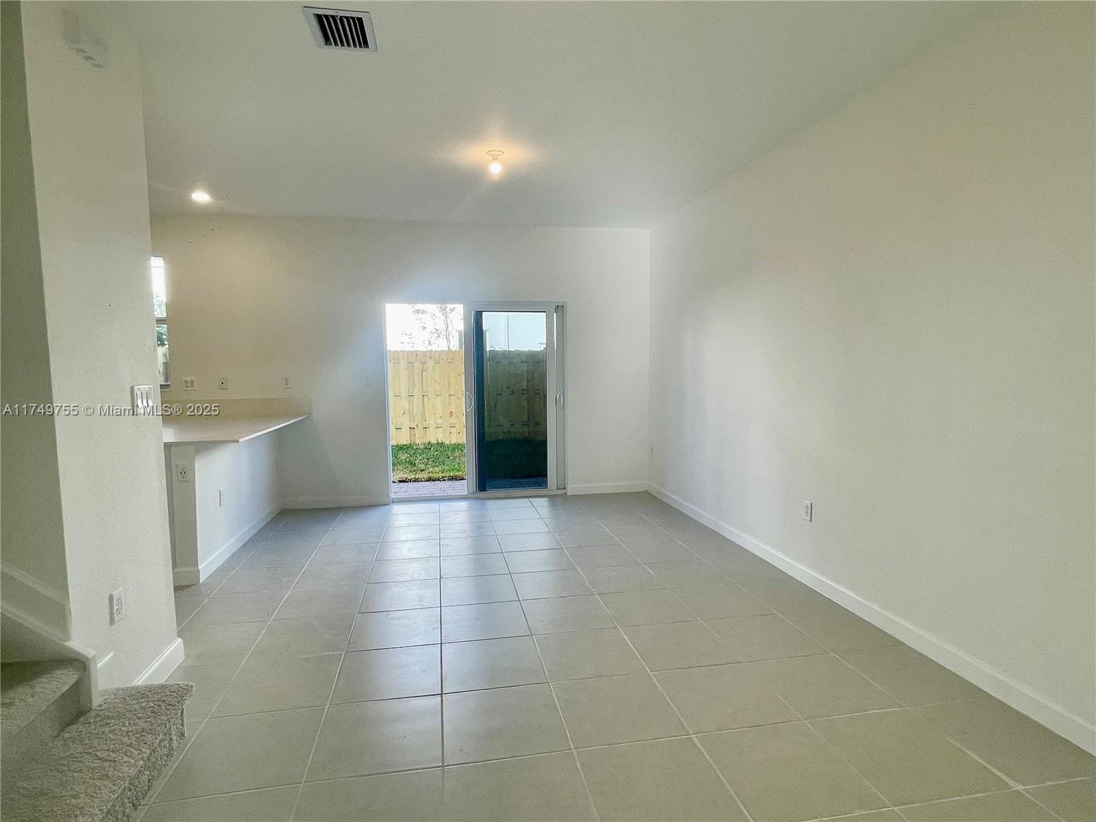 2882 Se 26 Terrace . Property Photo 3