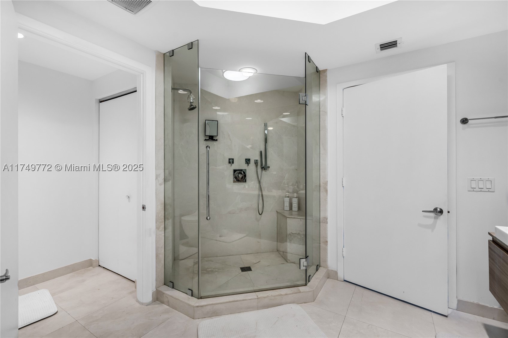 17111 Biscayne Blvd 2001 Property Photo 22
