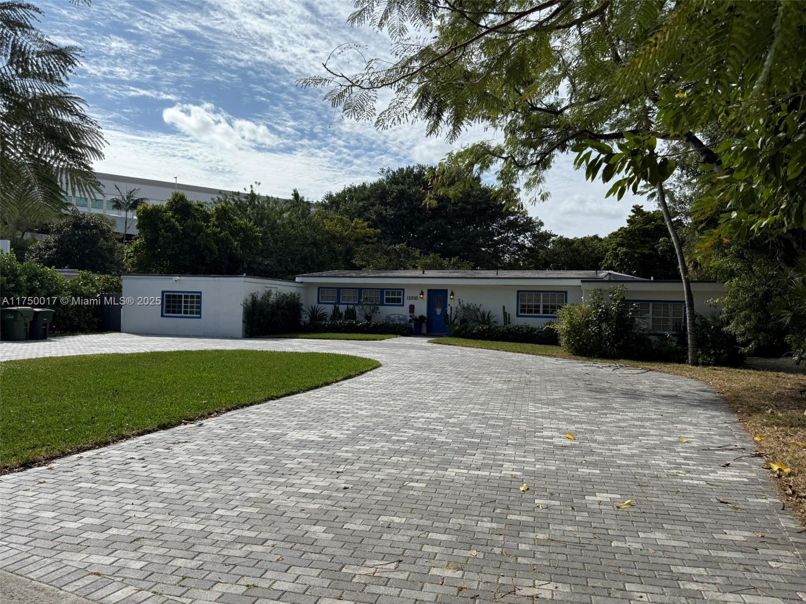 12500 Alamanda Dr Property Photo 3