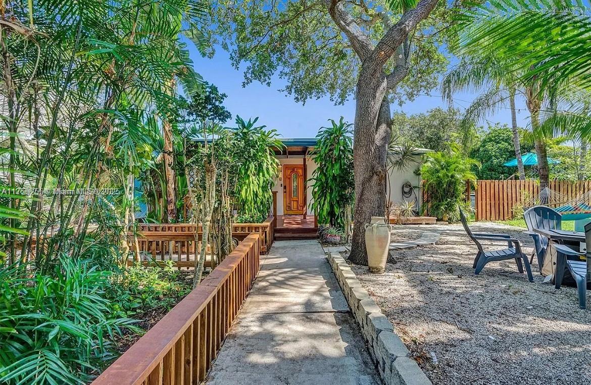 110 SW 5th St Property Photo 1