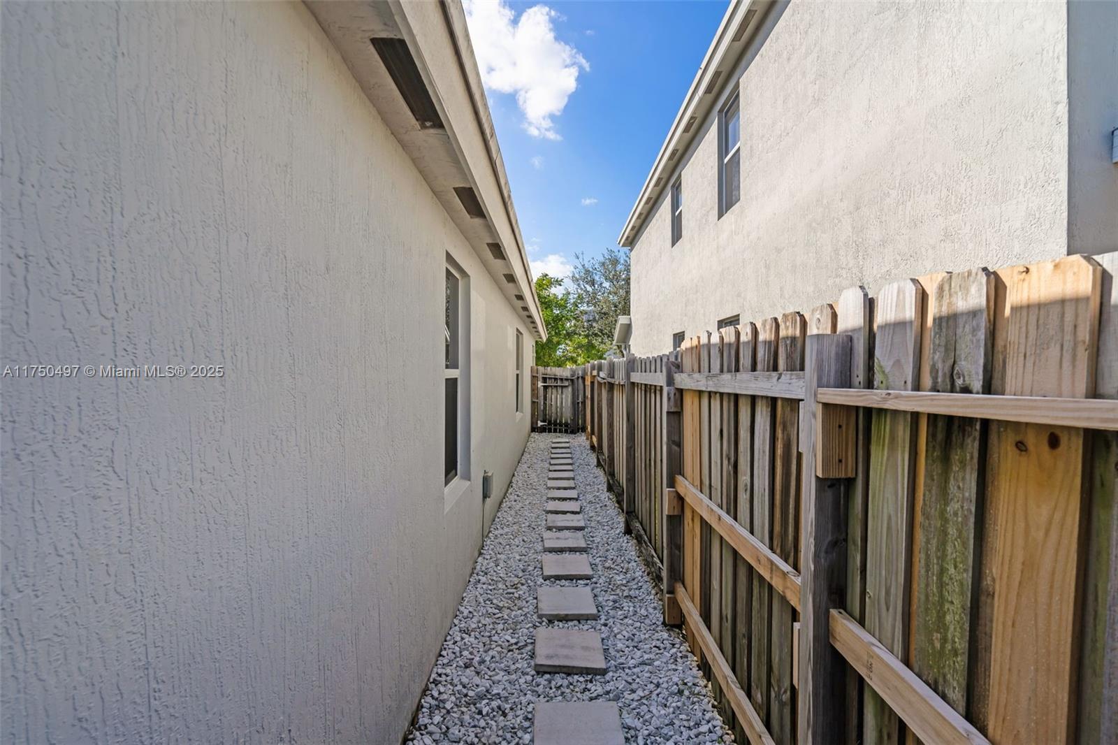 585 Ne 6th Pl Property Photo 2