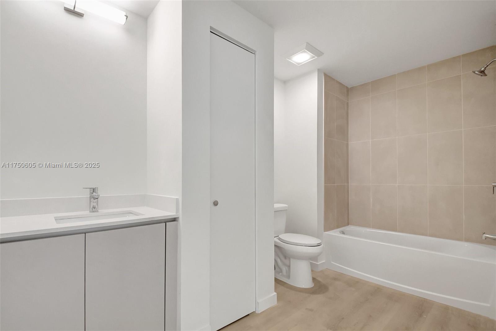 1715 N Dixie Hwy 2407 Property Photo 11