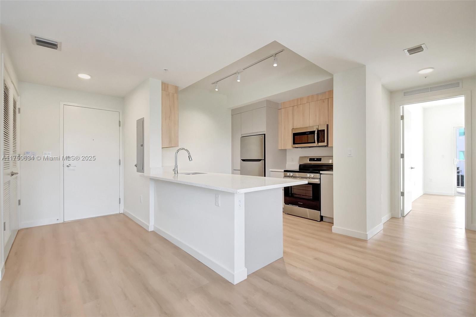 1715 N Dixie Hwy 2208 Property Photo 4