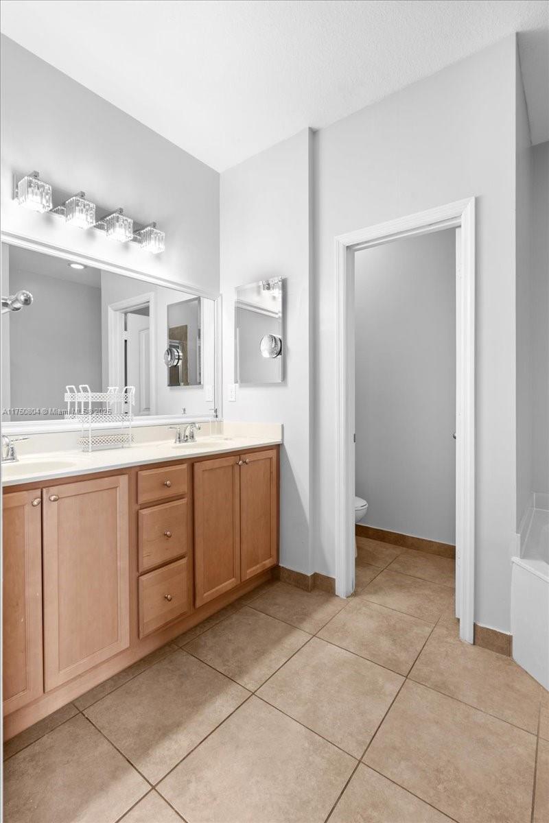 561 Ne 33rd Ter Property Photo 40
