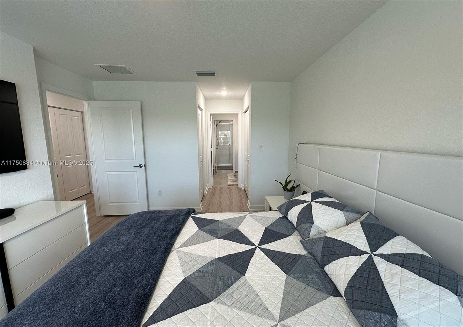 4151 Lagoon Shore Dr 4151 Property Photo 25
