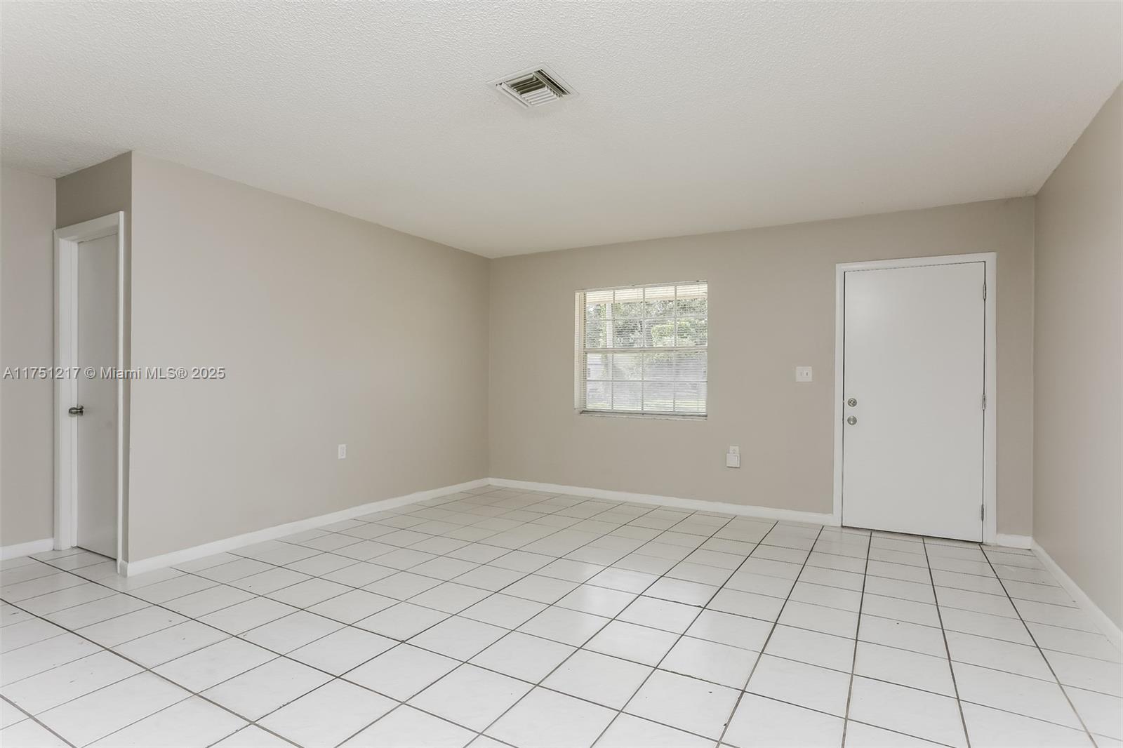 6025 Sw Sw 37th St East Property Photo 5