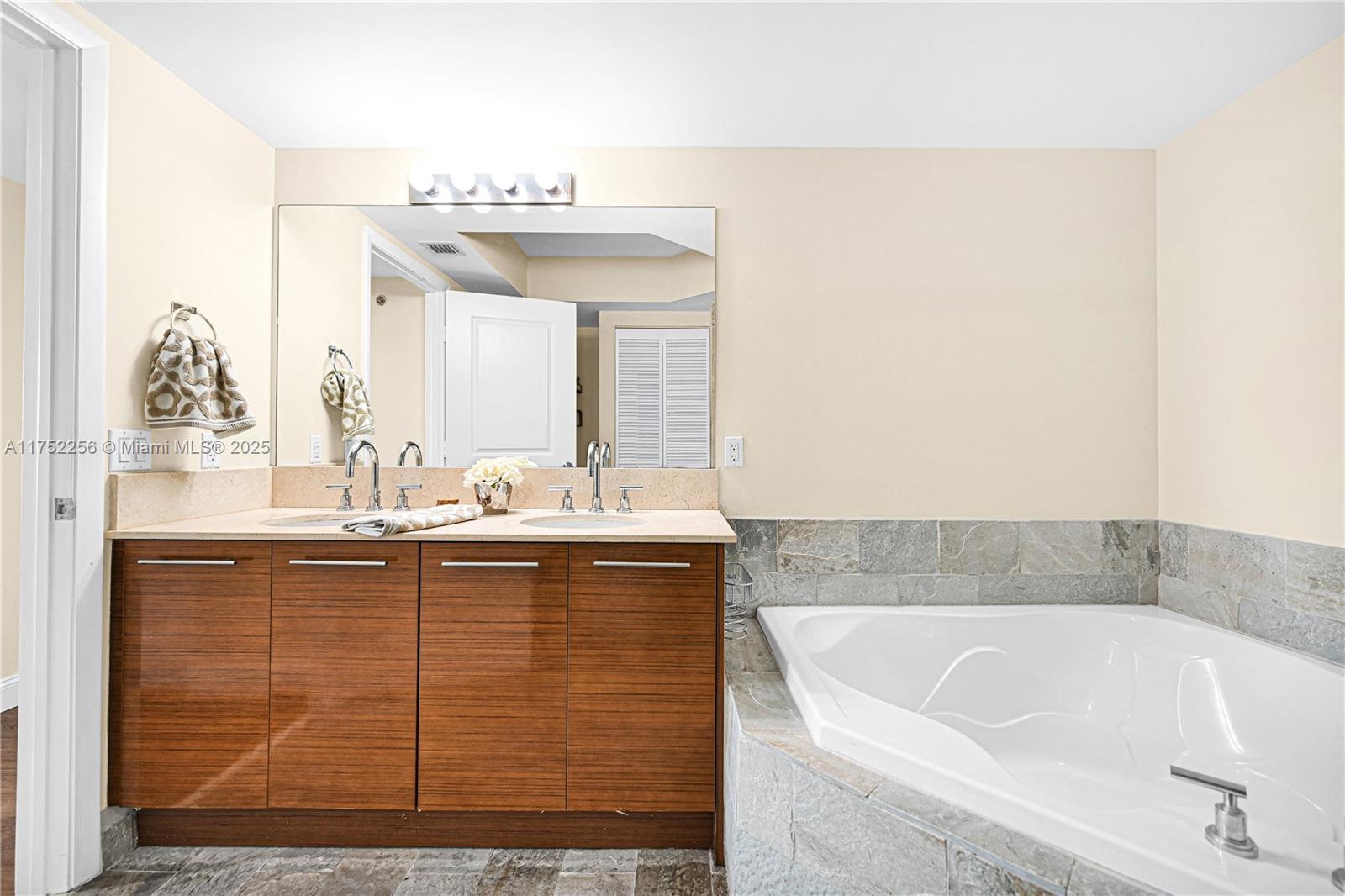 2681 N Flamingo Rd 1103s Property Photo 30