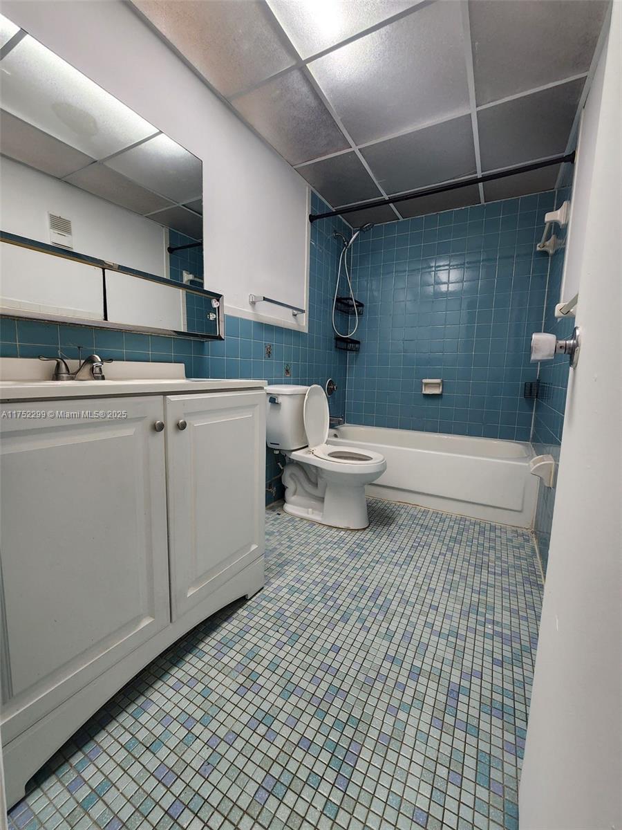 7000 Nw 186th St 4-424a Property Photo 9