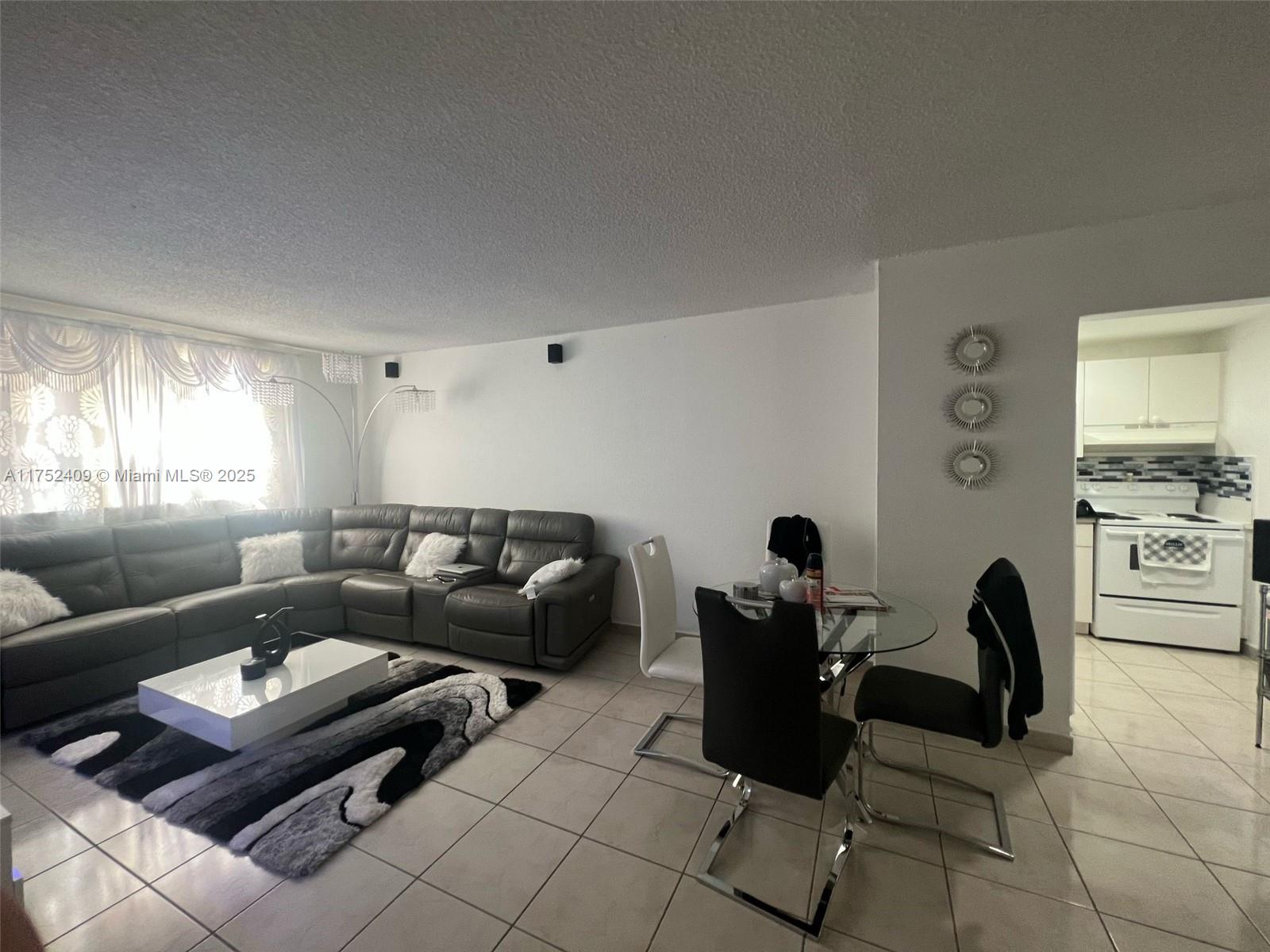 666 W 81st St 307 Property Photo