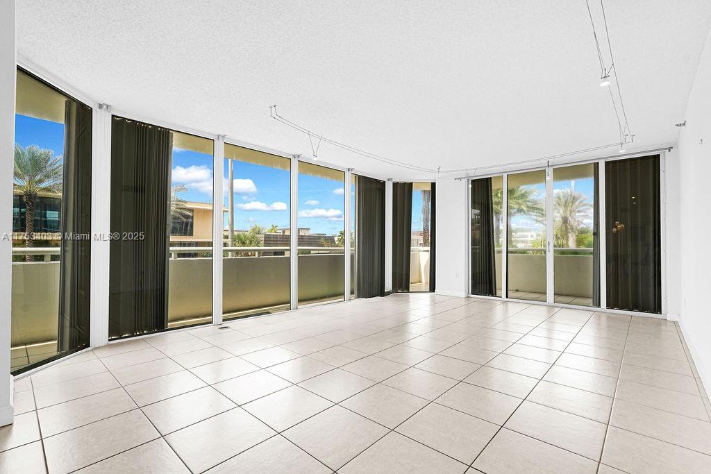 8925 Collins Ave 2e Property Photo 7