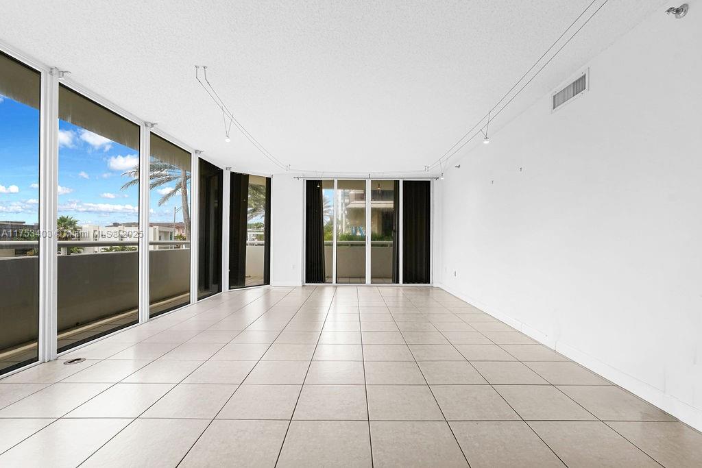 8925 Collins Ave 2e Property Photo 8