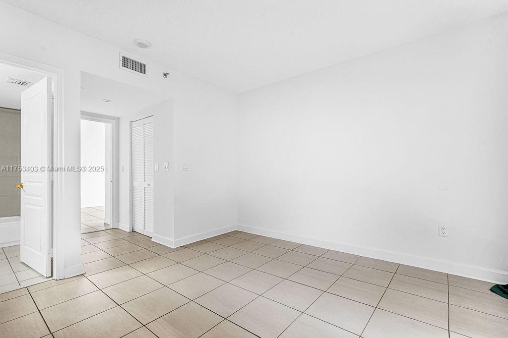 8925 Collins Ave 2e Property Photo 15
