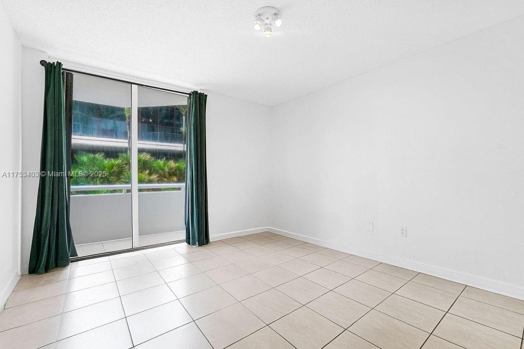 8925 Collins Ave 2e Property Photo 18
