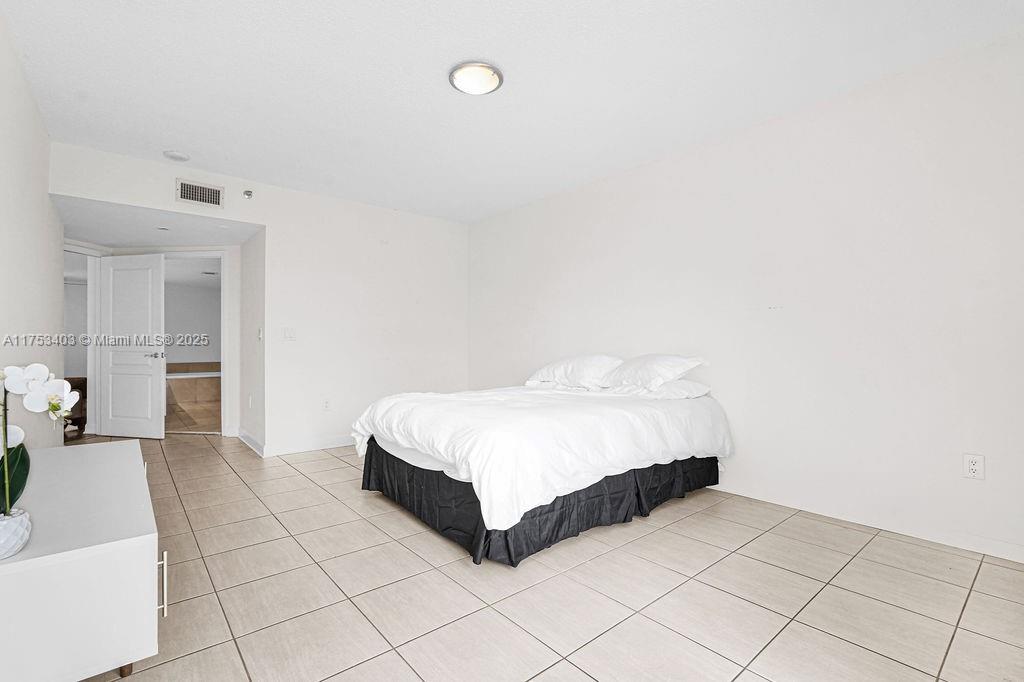 8925 Collins Ave 2e Property Photo 20