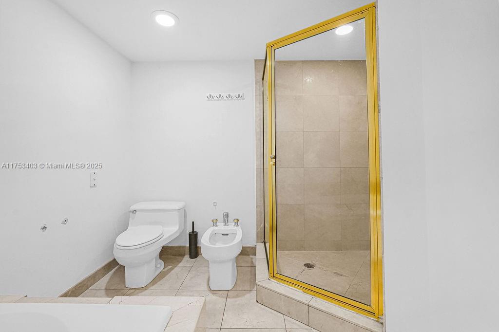 8925 Collins Ave 2e Property Photo 24