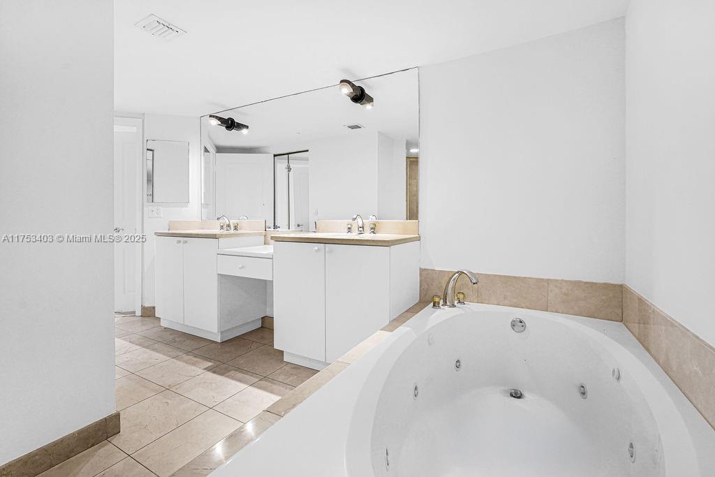 8925 Collins Ave 2e Property Photo 25