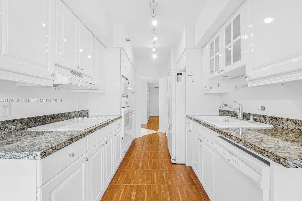 8925 Collins Ave 2e Property Photo 31
