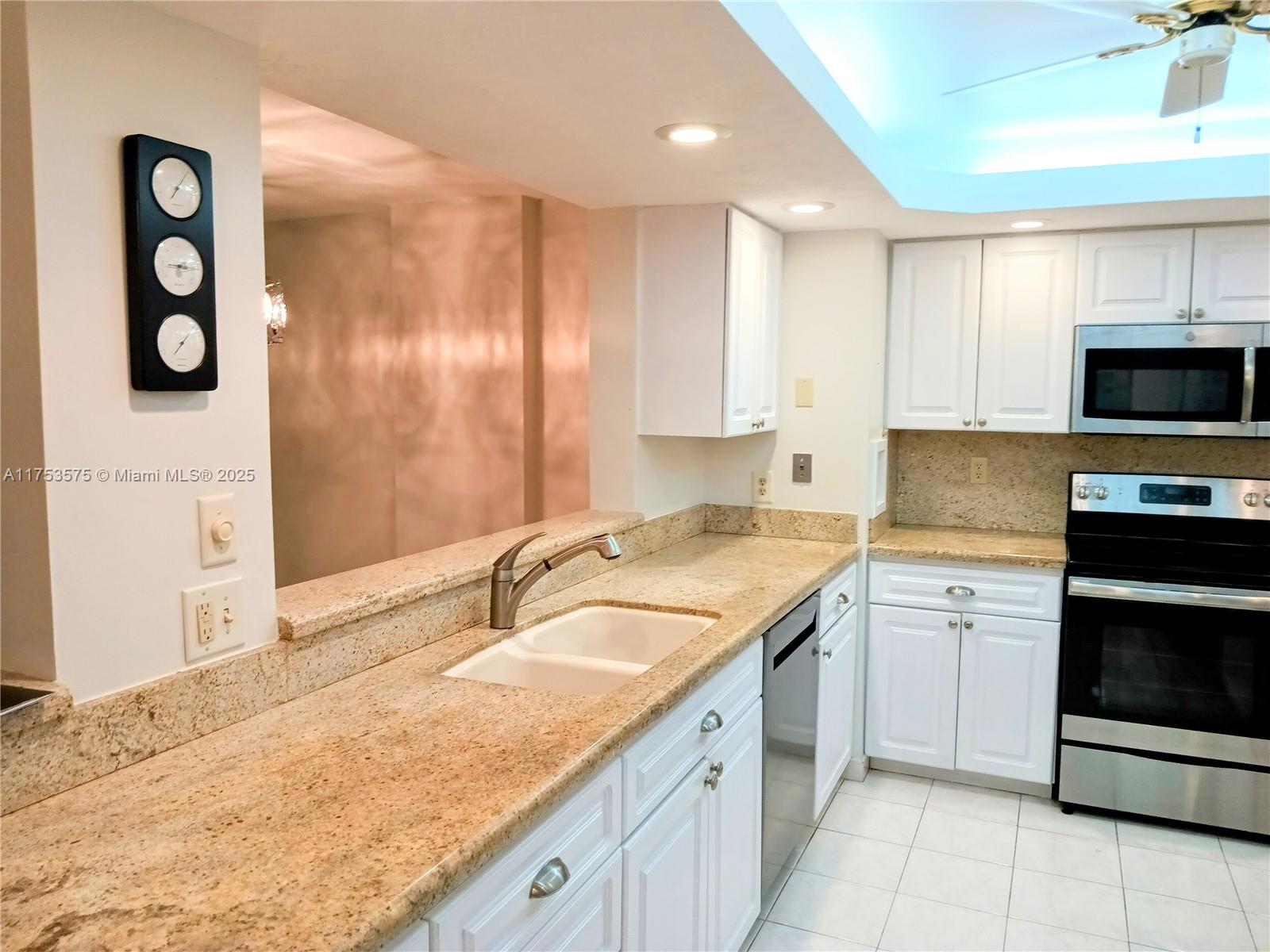 1149 Hillsboro Mile 309 Property Photo 22