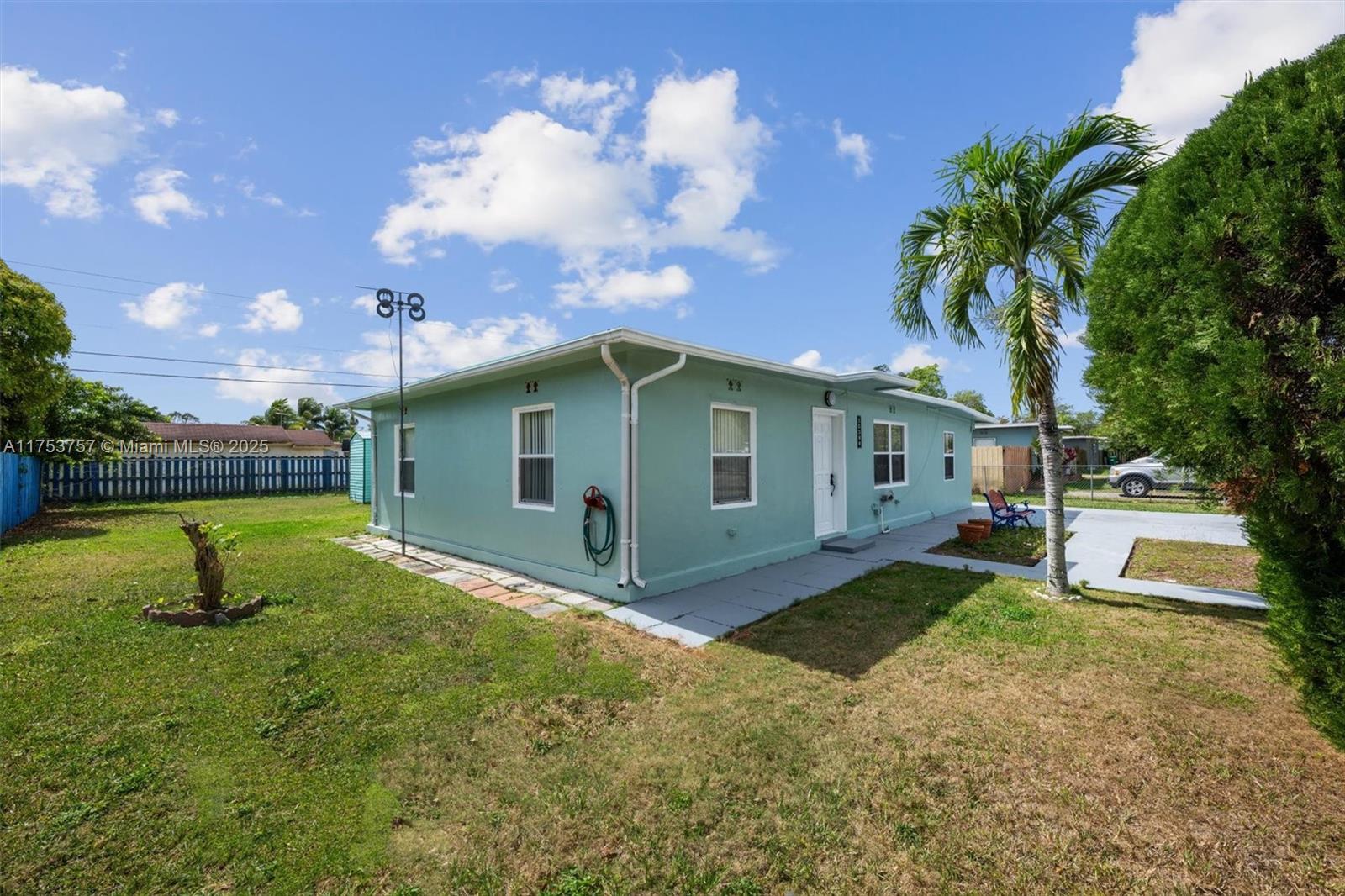 15300 Leisure Dr Property Photo 2