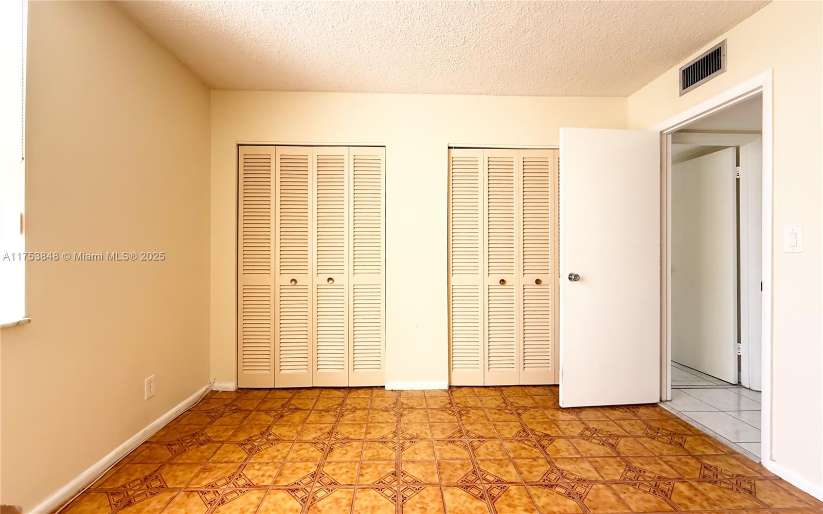942 Ne 199th St 4c Property Photo 3