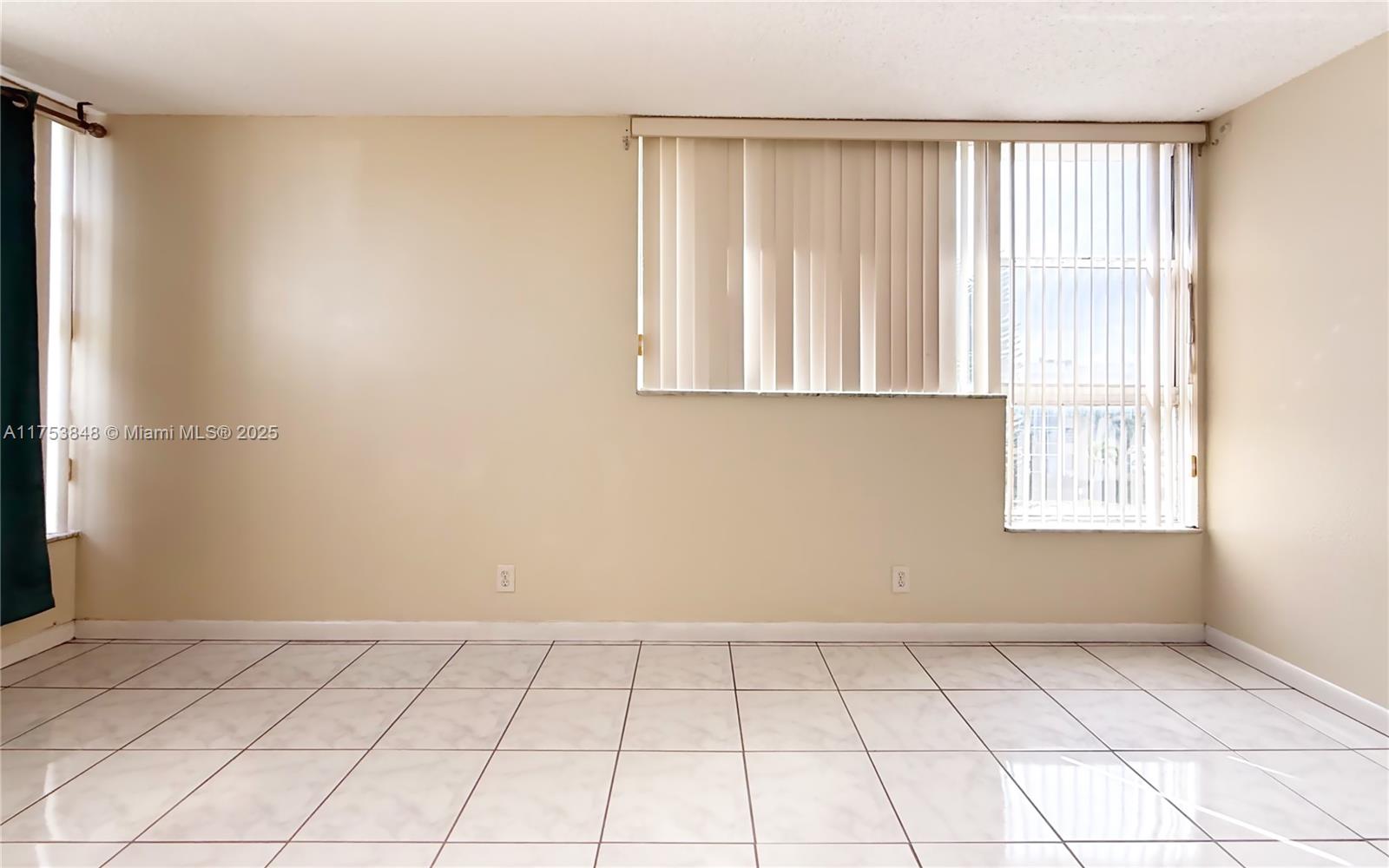 942 Ne 199th St 4c Property Photo 11