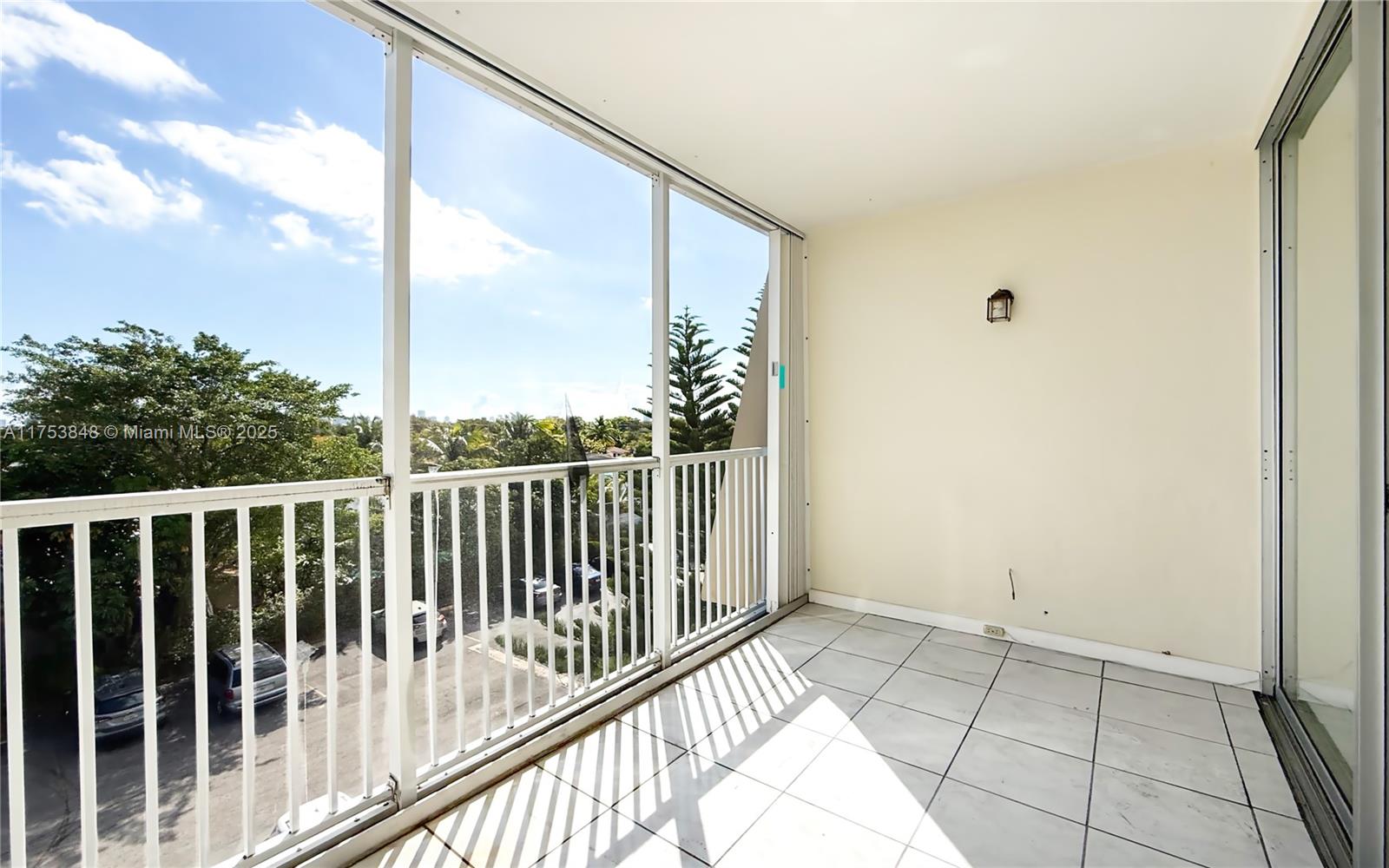 942 Ne 199th St 4c Property Photo 18