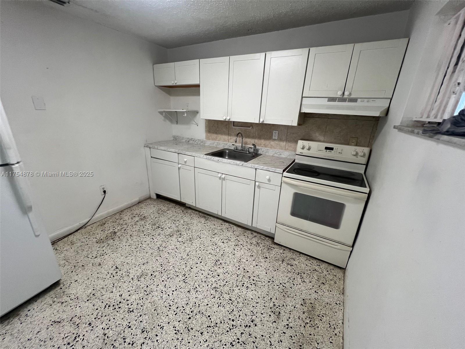 887 W 29th St 2 Property Photo 1