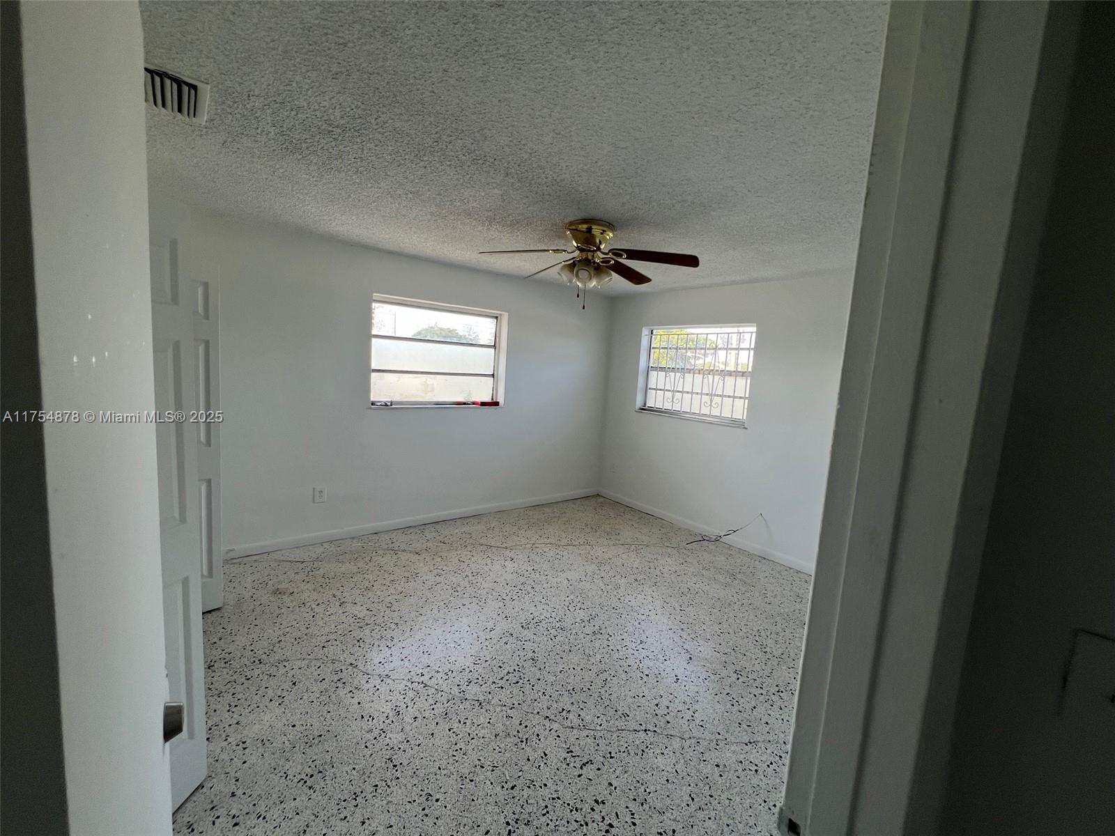 887 W 29th St 2 Property Photo 3