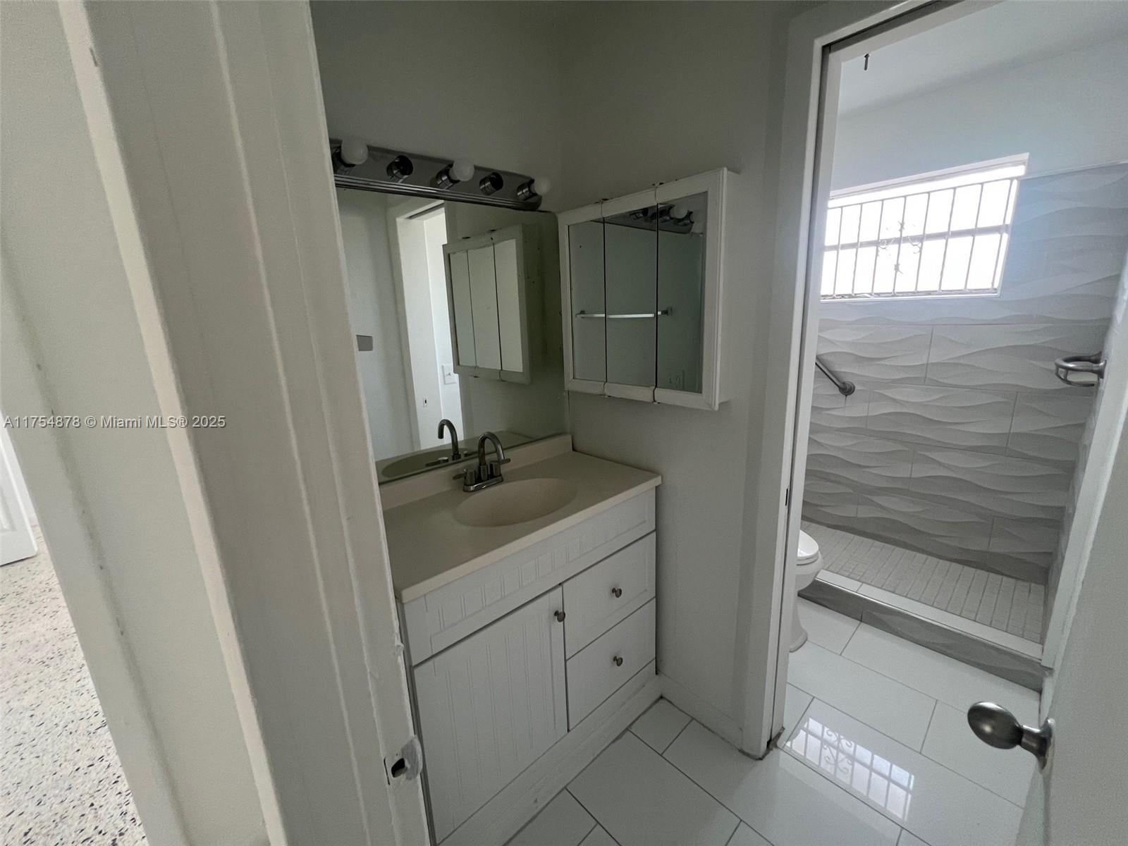 887 W 29th St 2 Property Photo 4