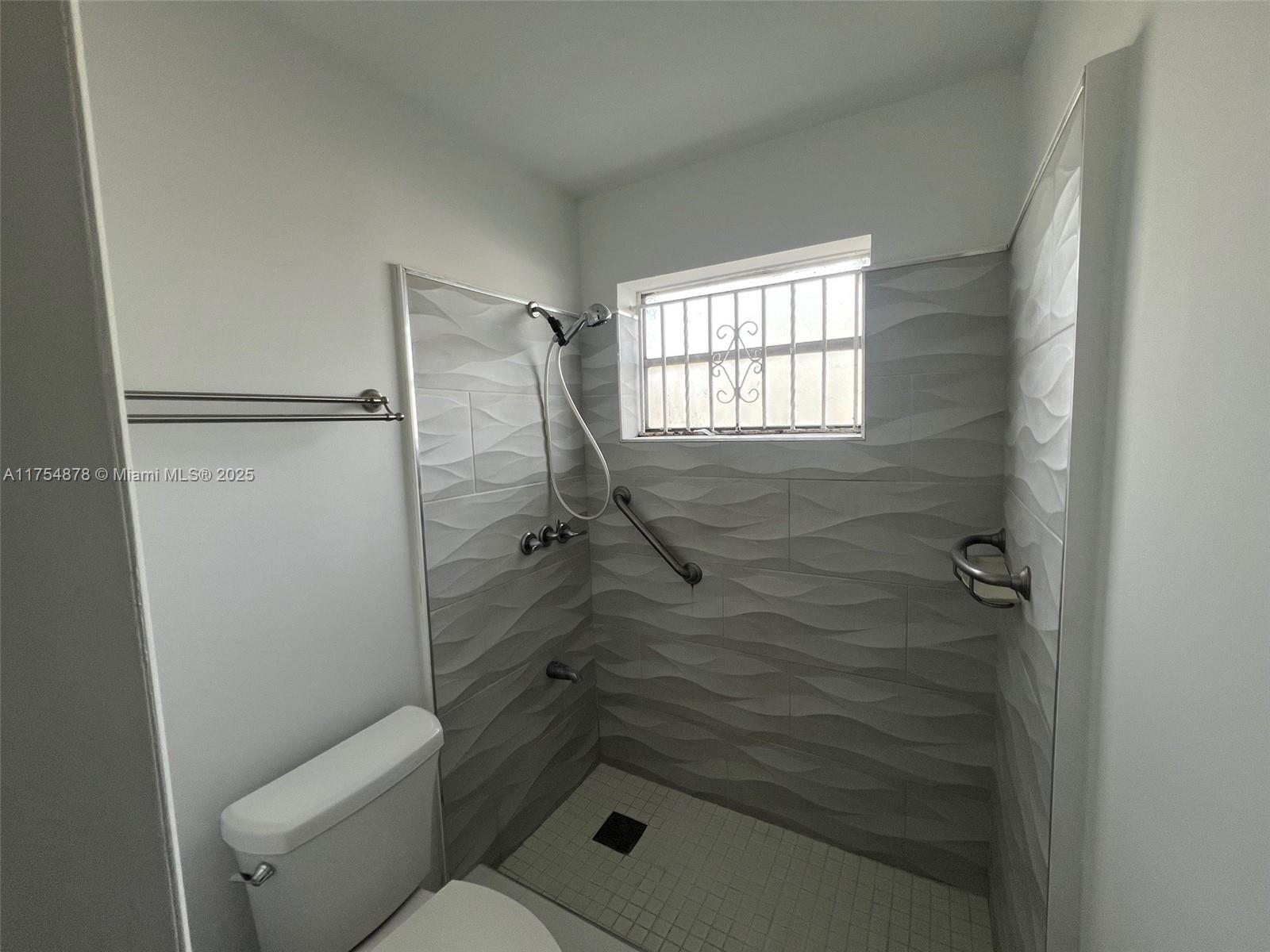 887 W 29th St 2 Property Photo 5