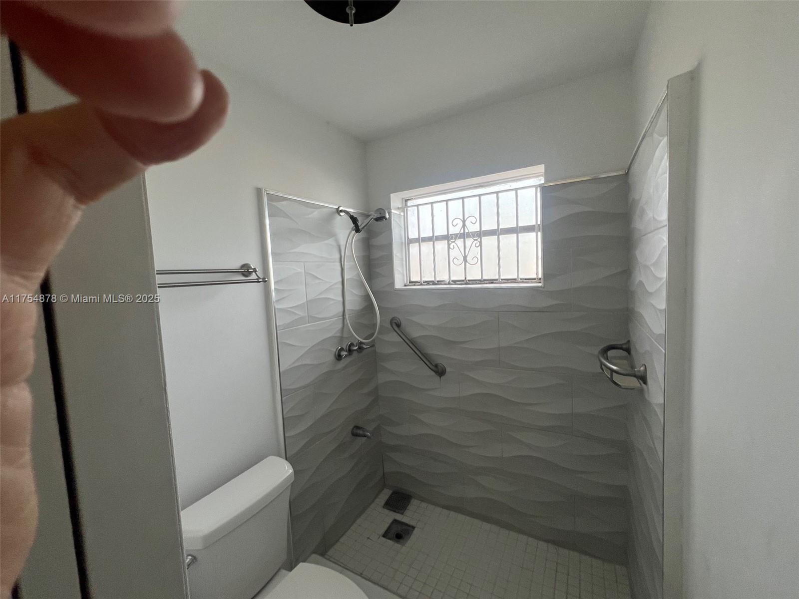 887 W 29th St 2 Property Photo 6