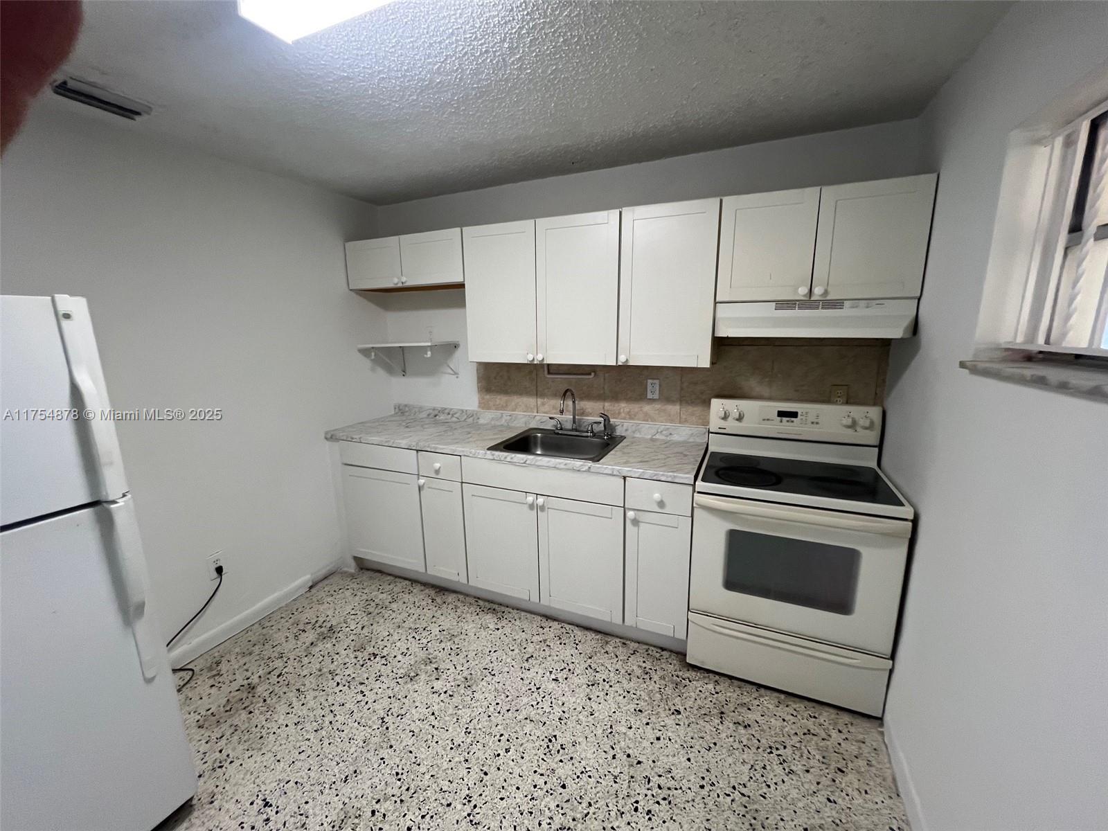 887 W 29th St 2 Property Photo 8