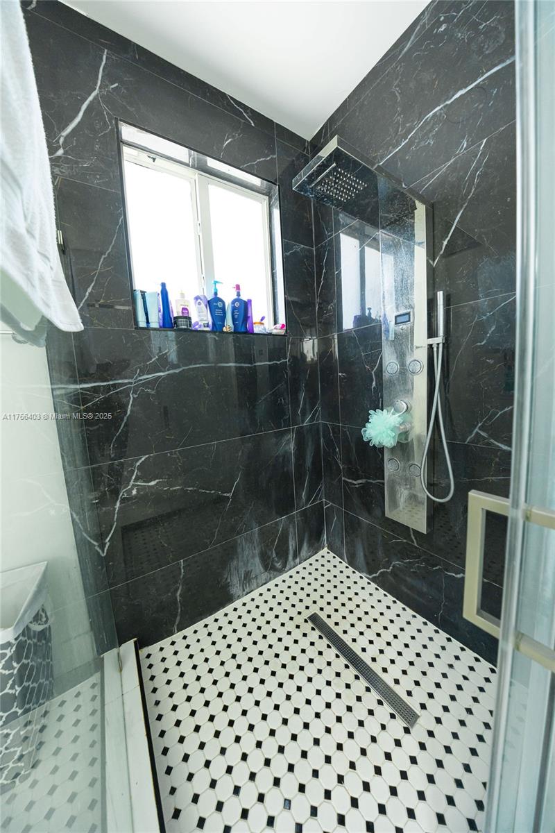 2122 Ne 39th Ter Property Photo 19