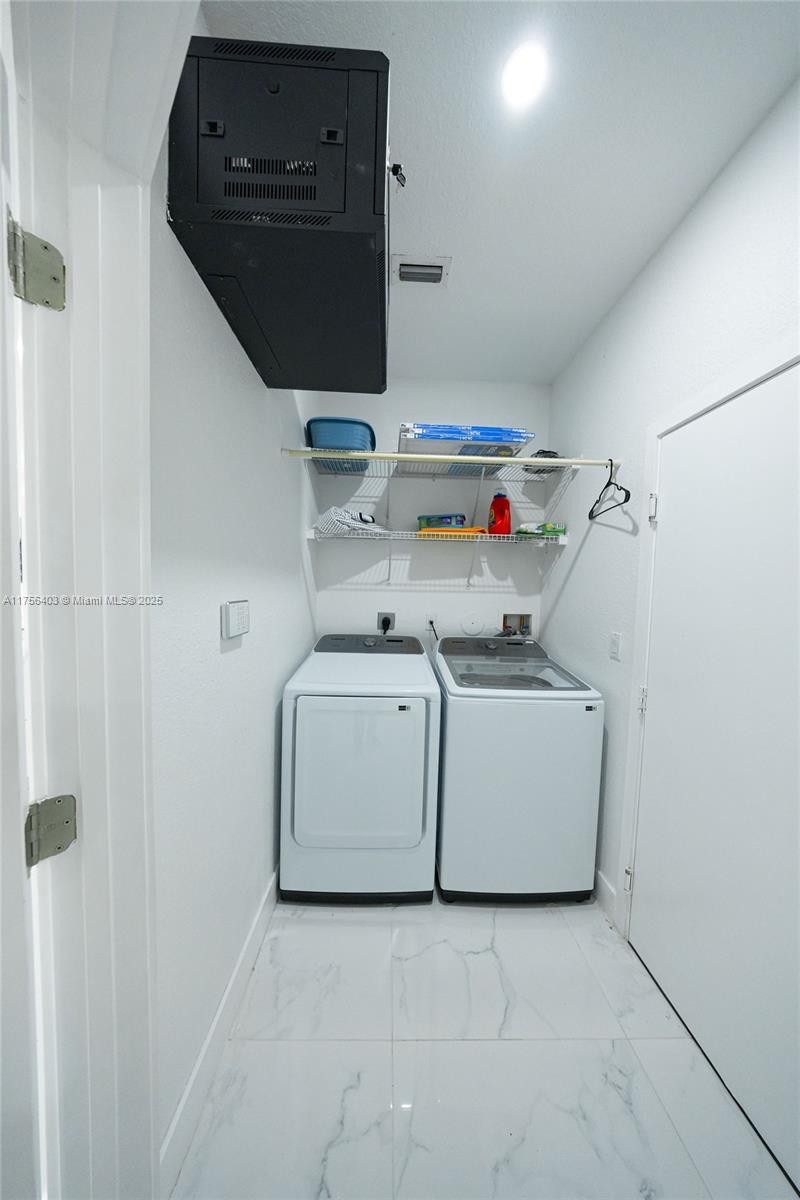 2122 Ne 39th Ter Property Photo 35
