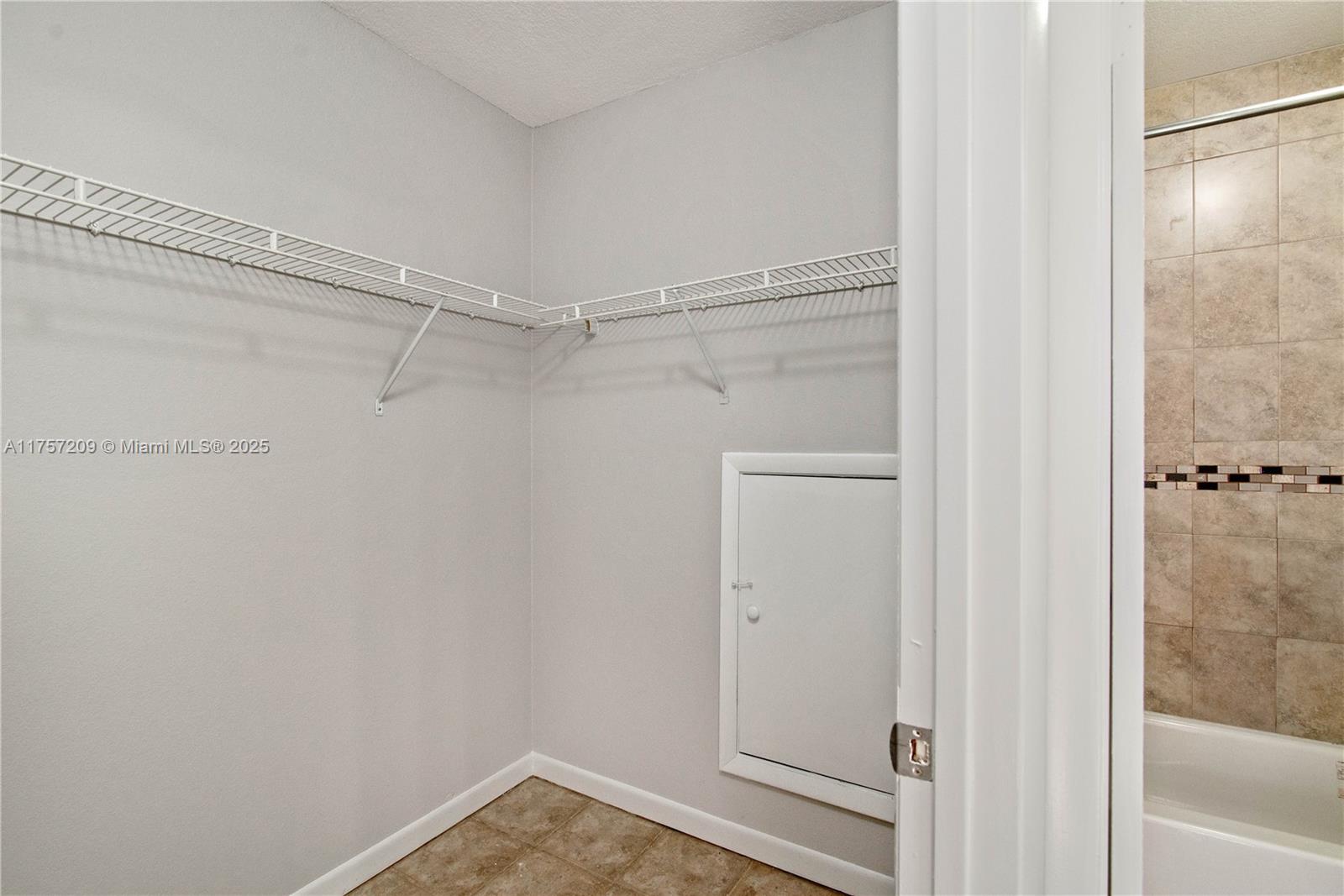 1197 Washington Cir 1197a Property Photo 12
