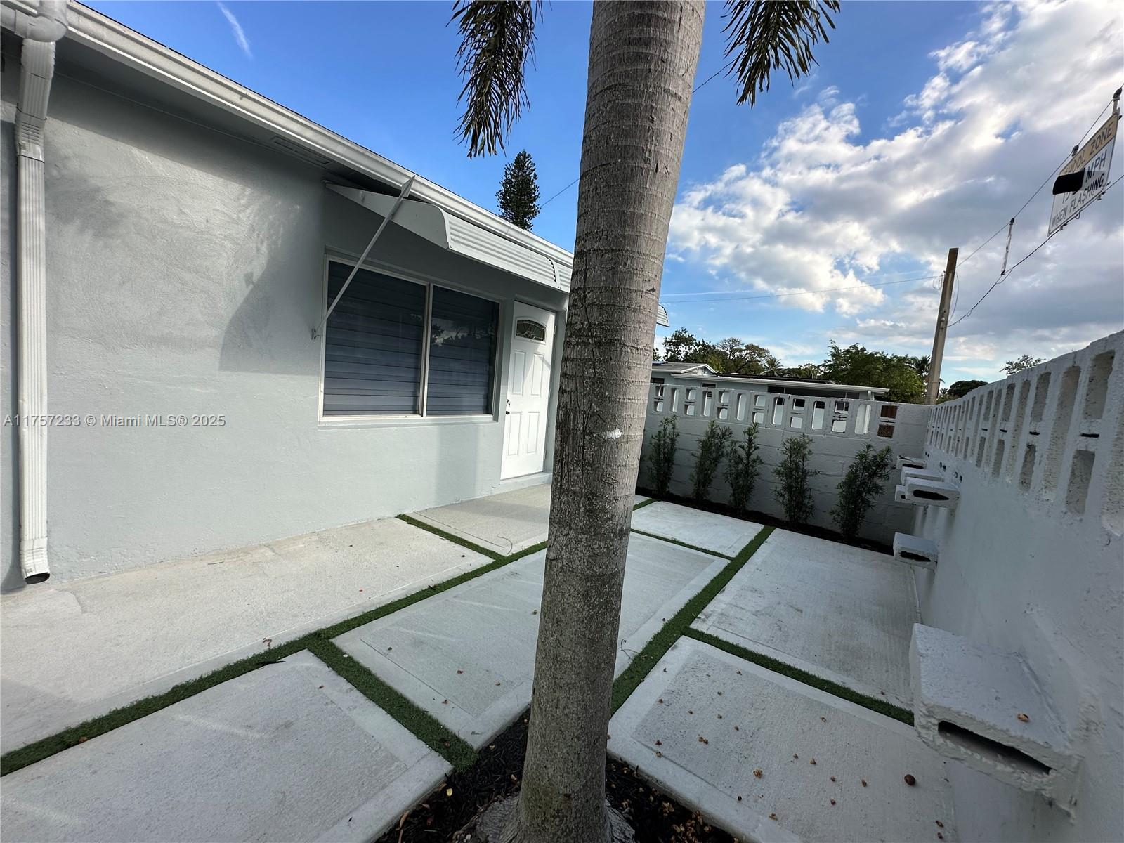 1300 Nw 7th Ter Property Photo 2