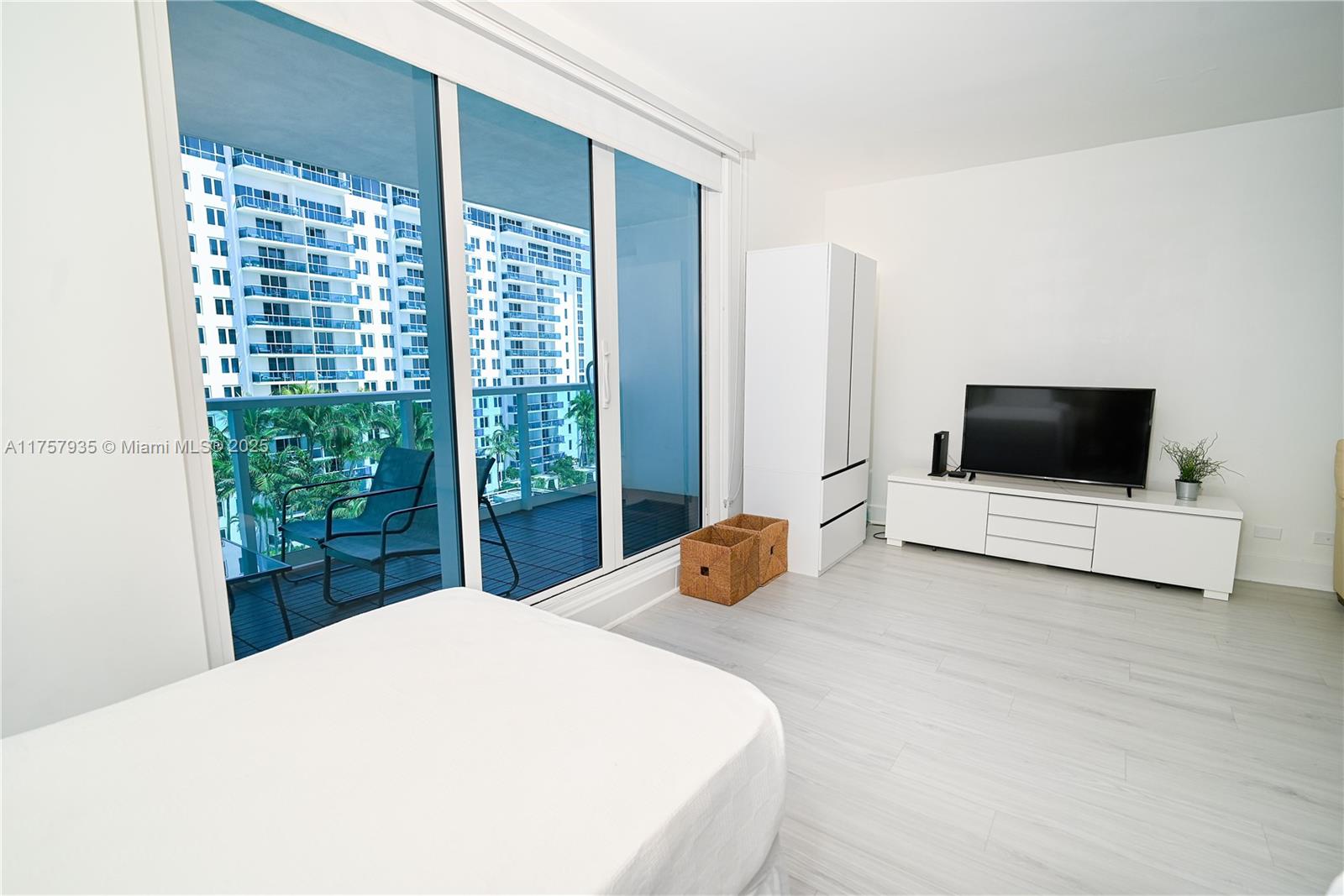 2301 Collins Ave 921 Property Photo 9