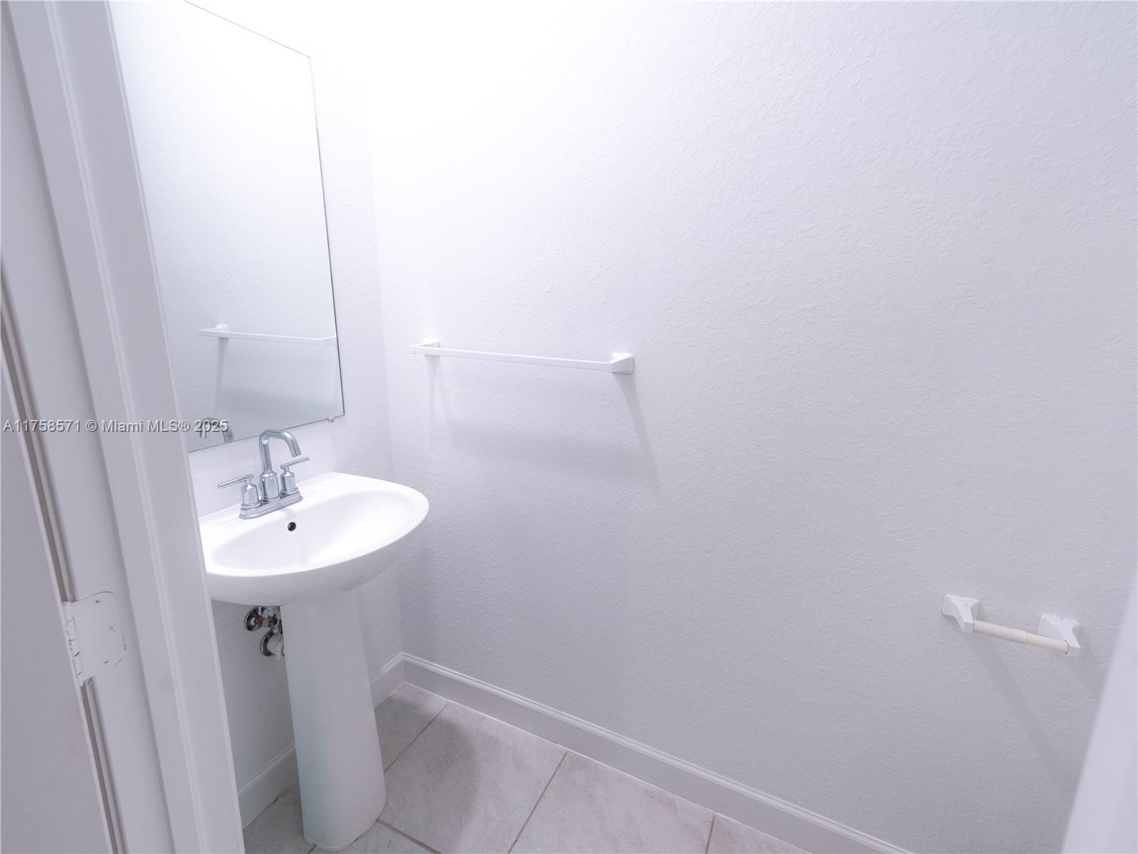 1140 Sw 7th Ct Property Photo 7