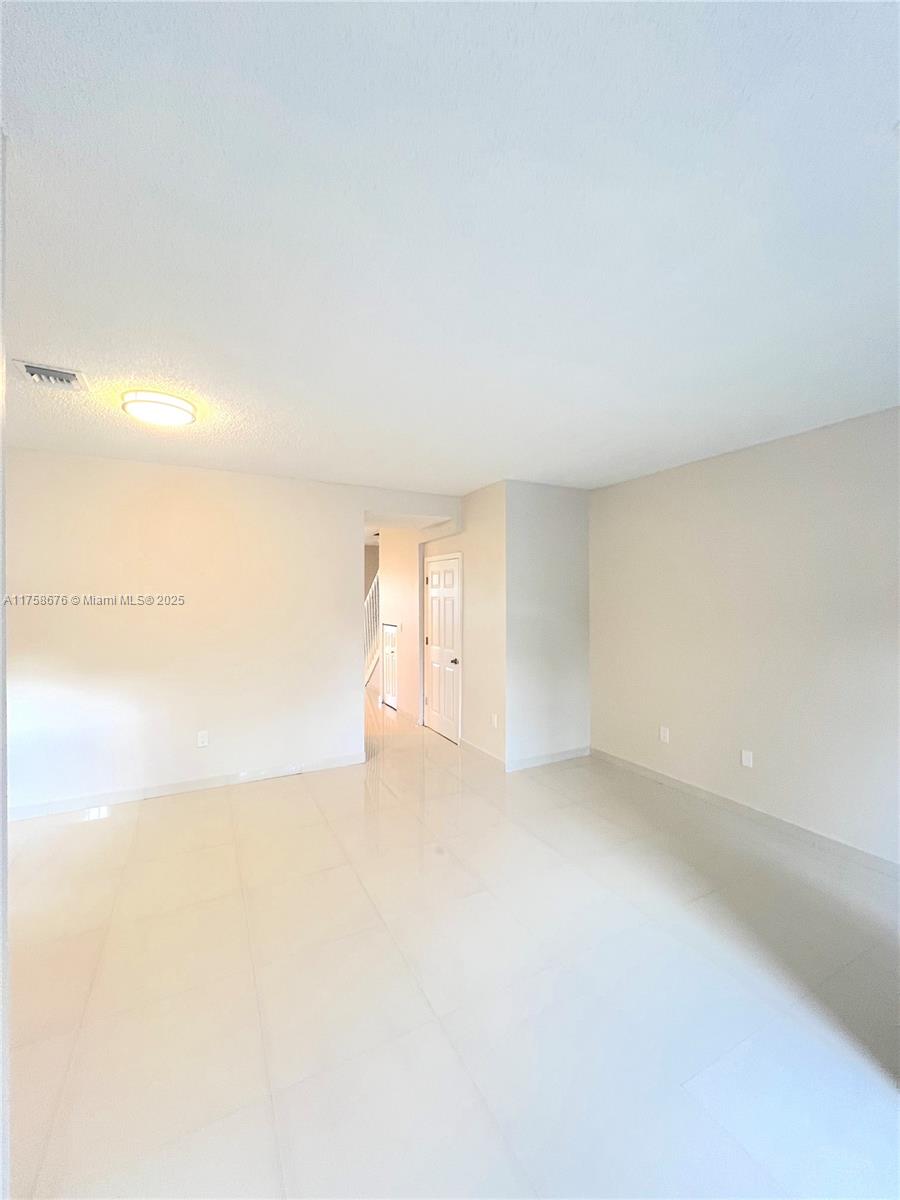 933 Ne 42nd Pl 933 Property Photo 4