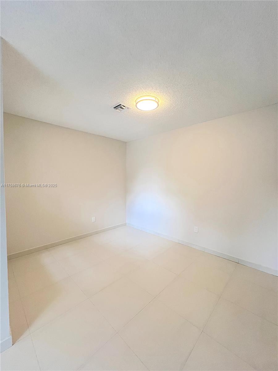933 Ne 42nd Pl 933 Property Photo 6