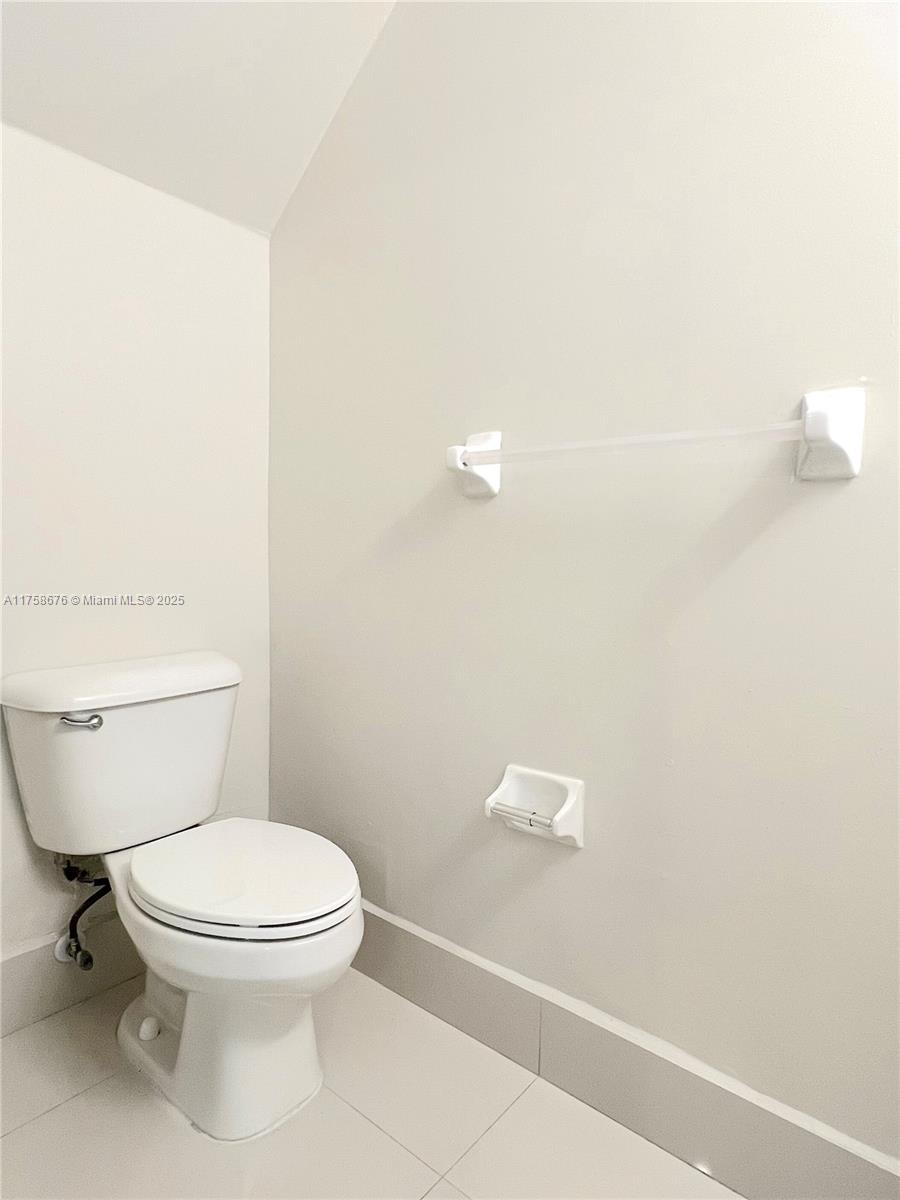 933 Ne 42nd Pl 933 Property Photo 11