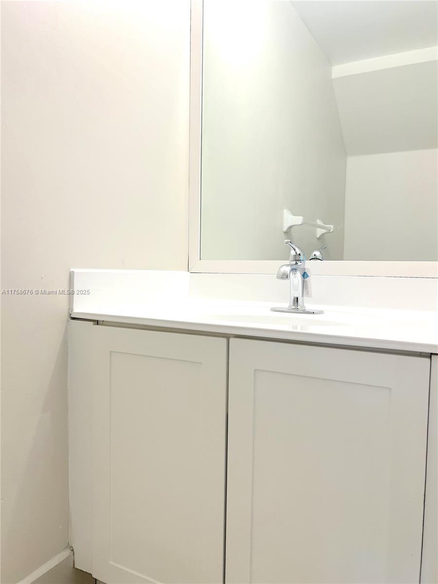 933 Ne 42nd Pl 933 Property Photo 12