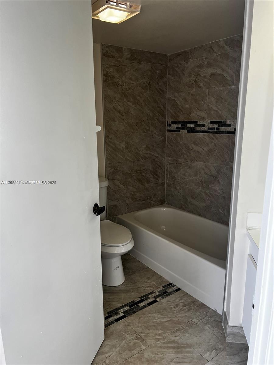 2518 Se 20th Pl 203-b Property Photo 4