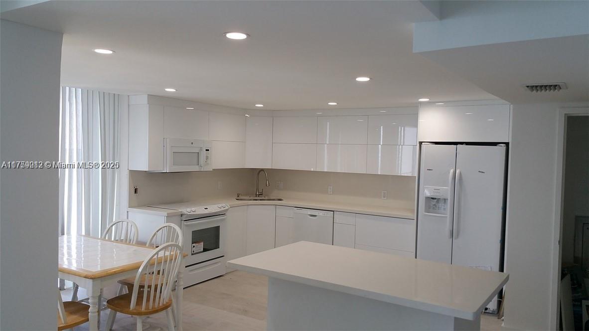881 Ocean Dr 22f Property Photo 7