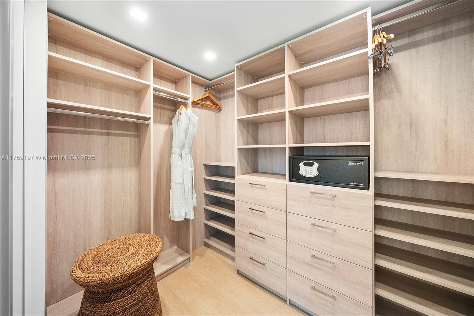 A11759197 Property Photo 18