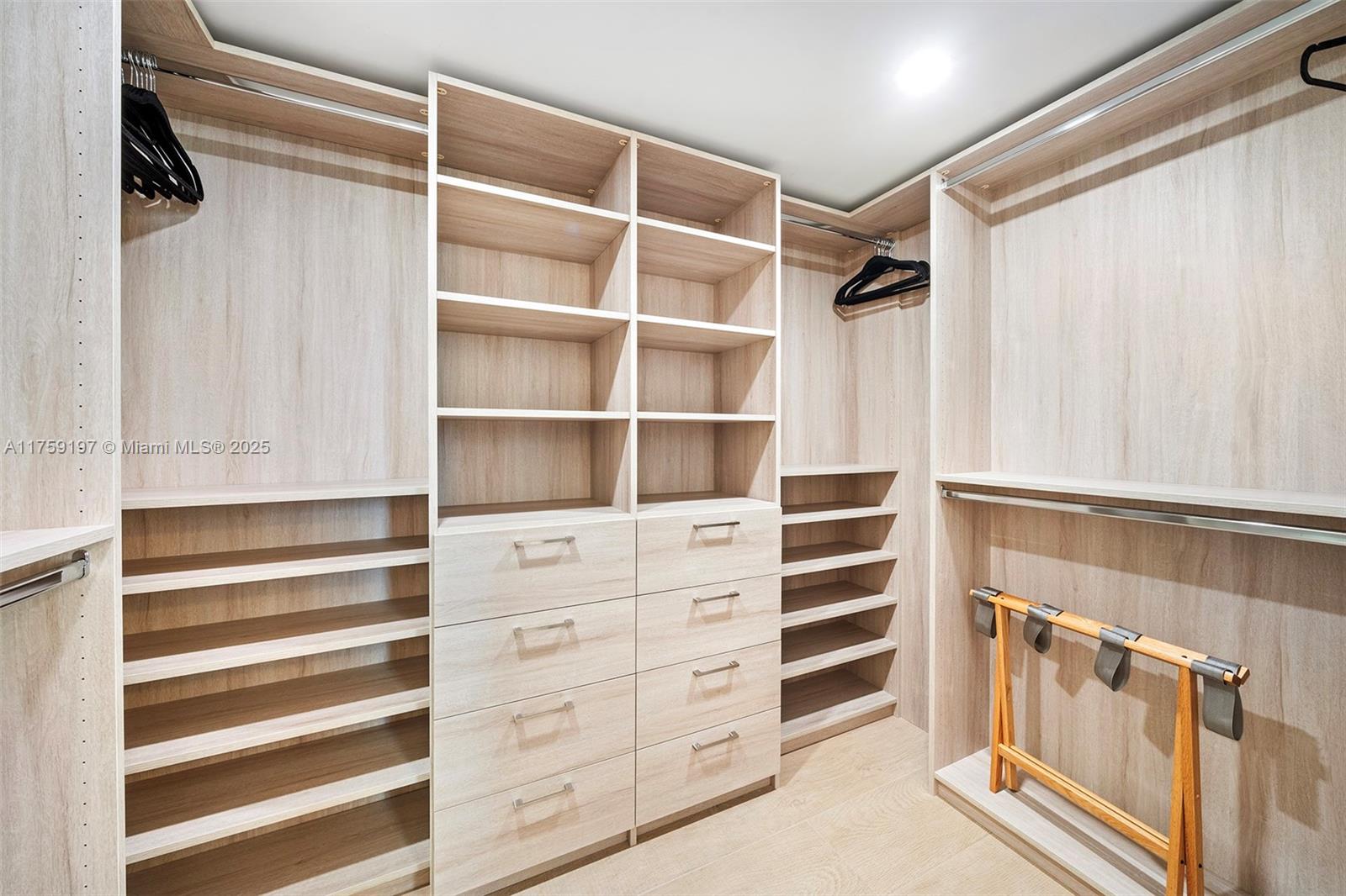 A11759197 Property Photo 32