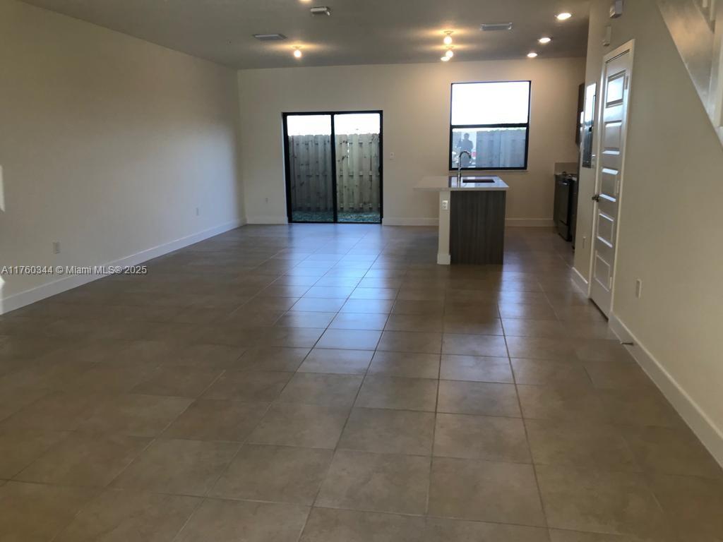 10431 Nw 82nd St 5 Property Photo 3